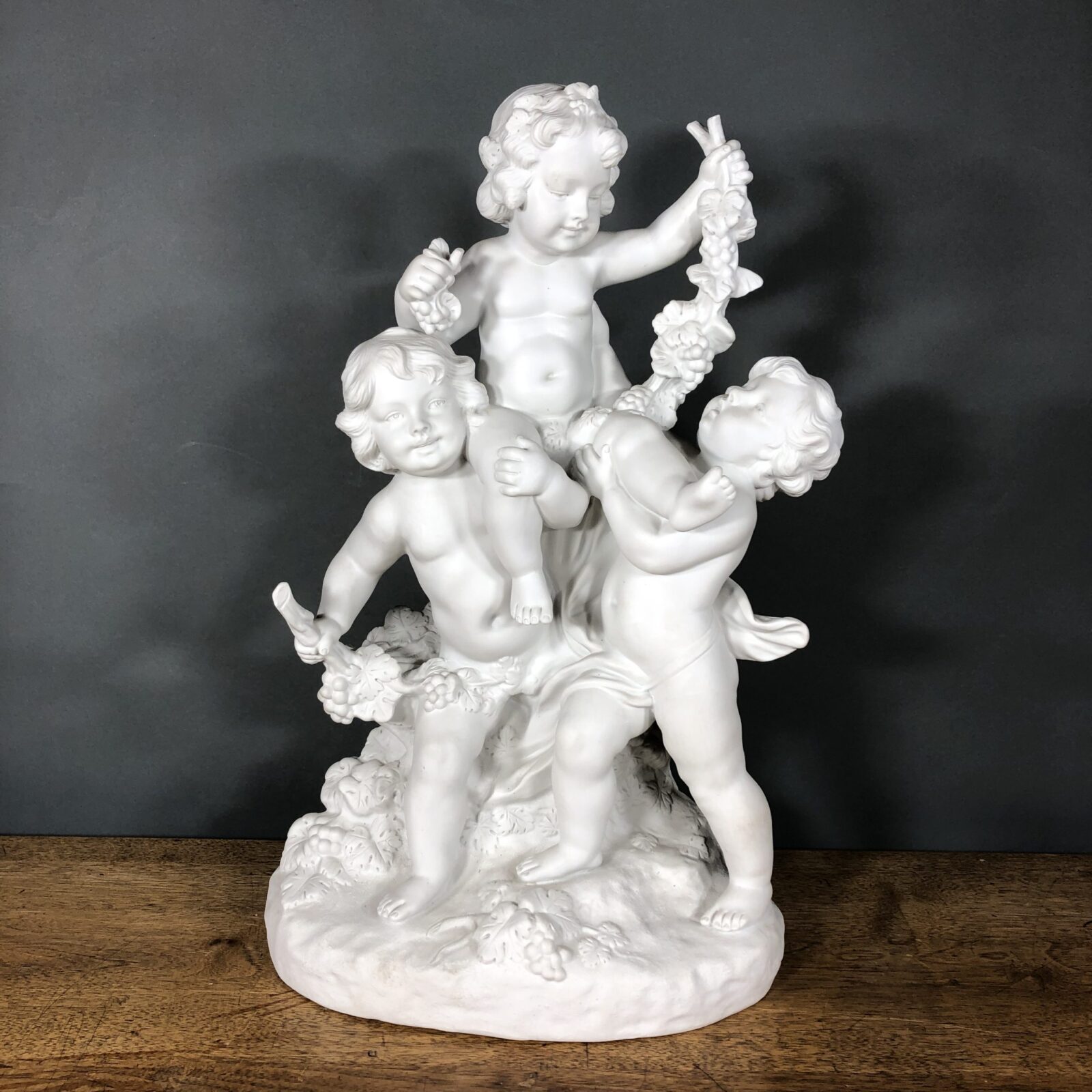 Скульптура антикварная "Дети с виноградной лозой".