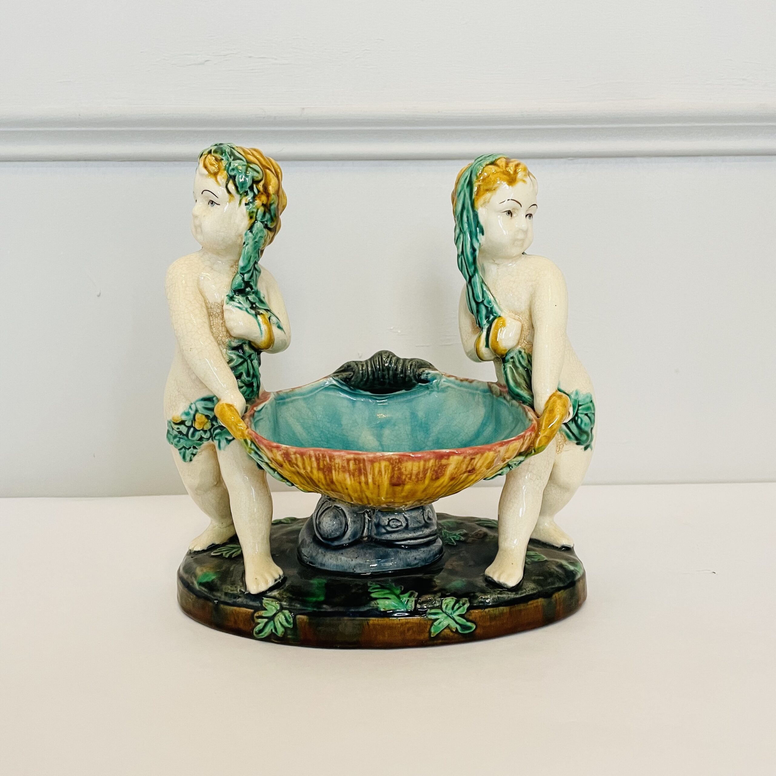 Ваза антикварная в виде раковины с путти конца XIХ века.