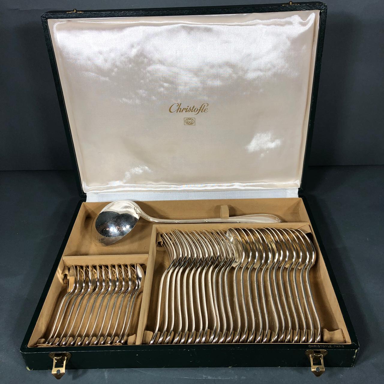 Набор антикварных столовых приборов на 12 персон от Christofle начала XX века.