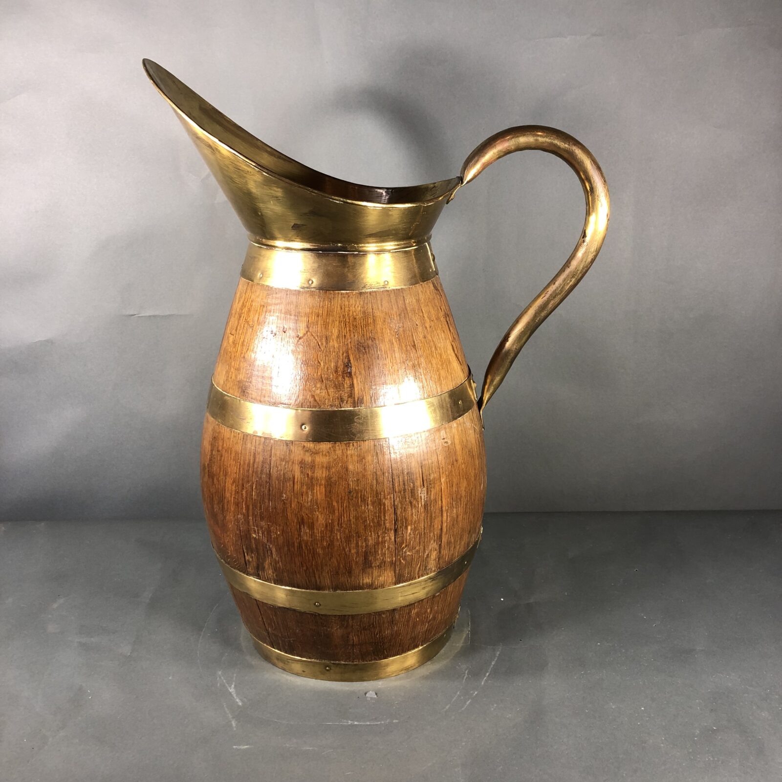 Большой антикварный кувшин начала XX века.