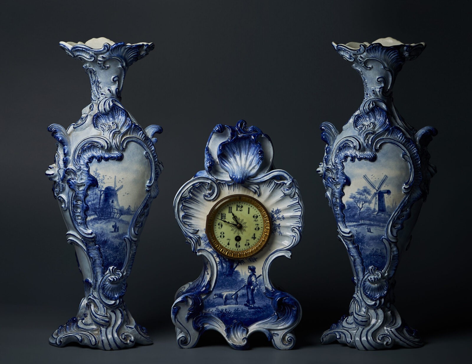 Каминный антикварный гарнитур с делфтской росписью конца XIX века.