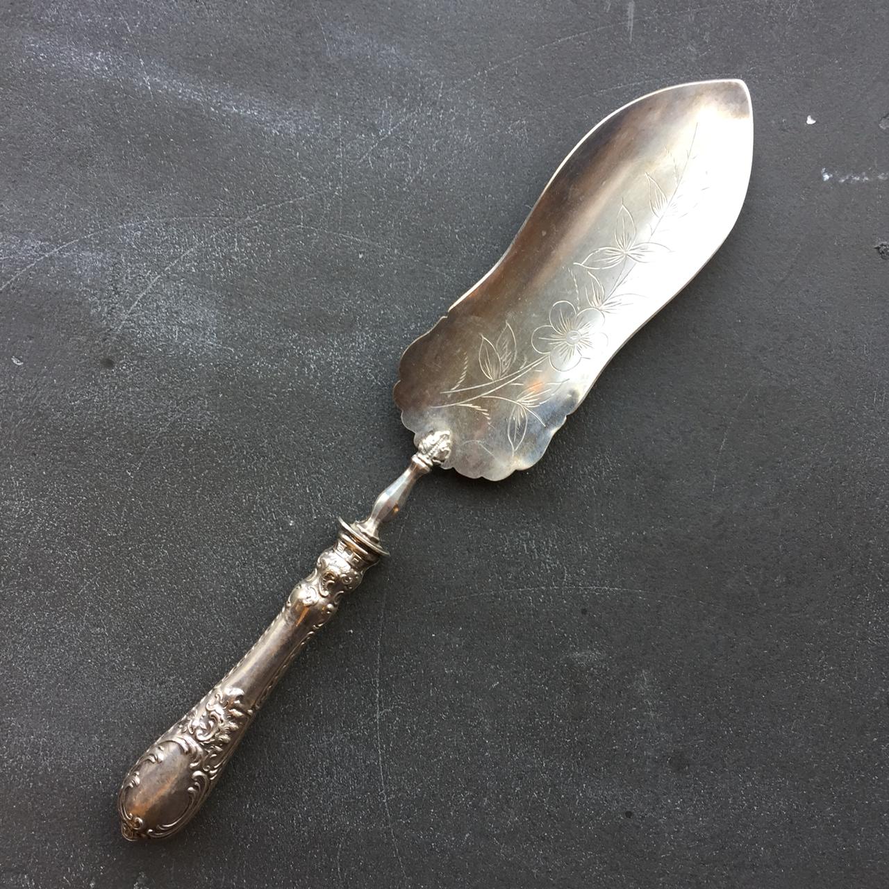 Лопатка антикварная с гравировкой для десерта или рыбы, XIX век