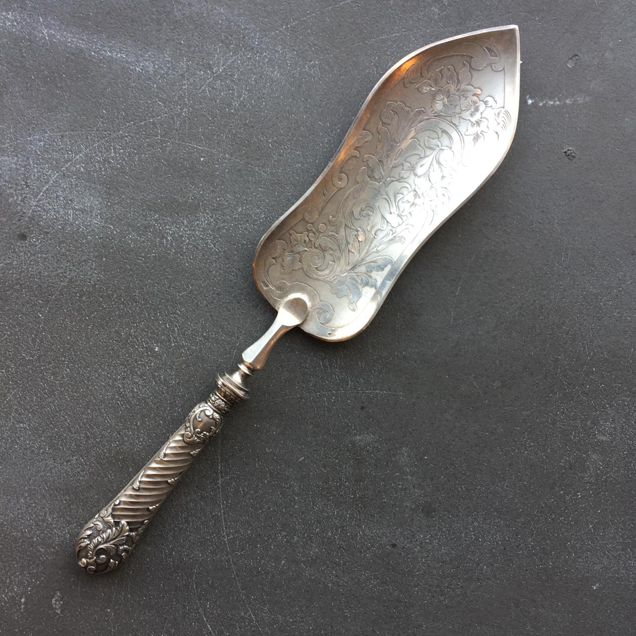 Лопатка антикварная с гравировкой для десерта или рыбы, XIX век.