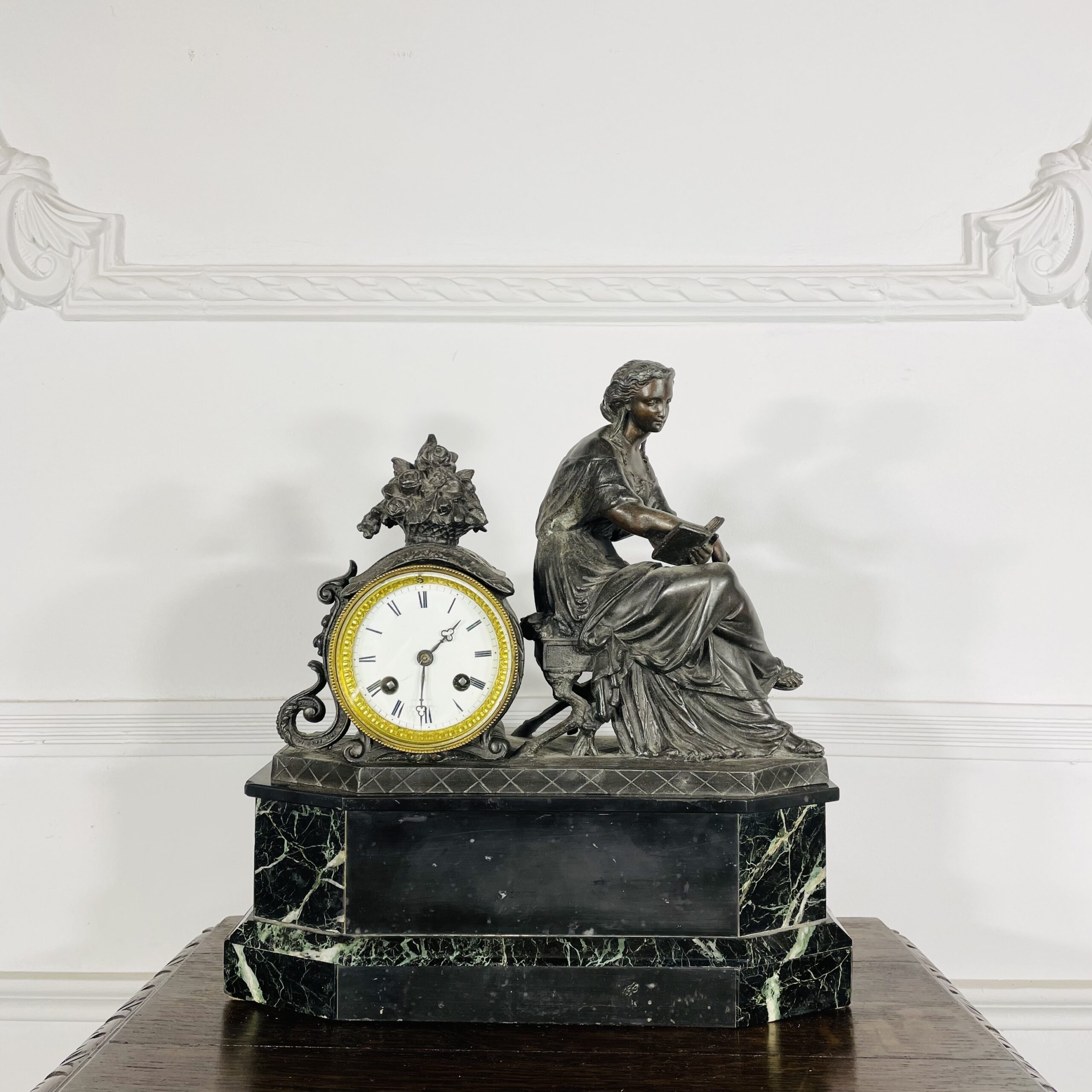 Часы антикварные.