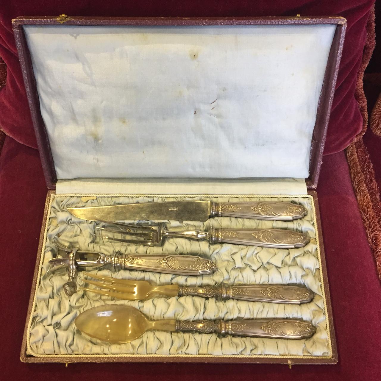 Набор антикварный столовых приборов.