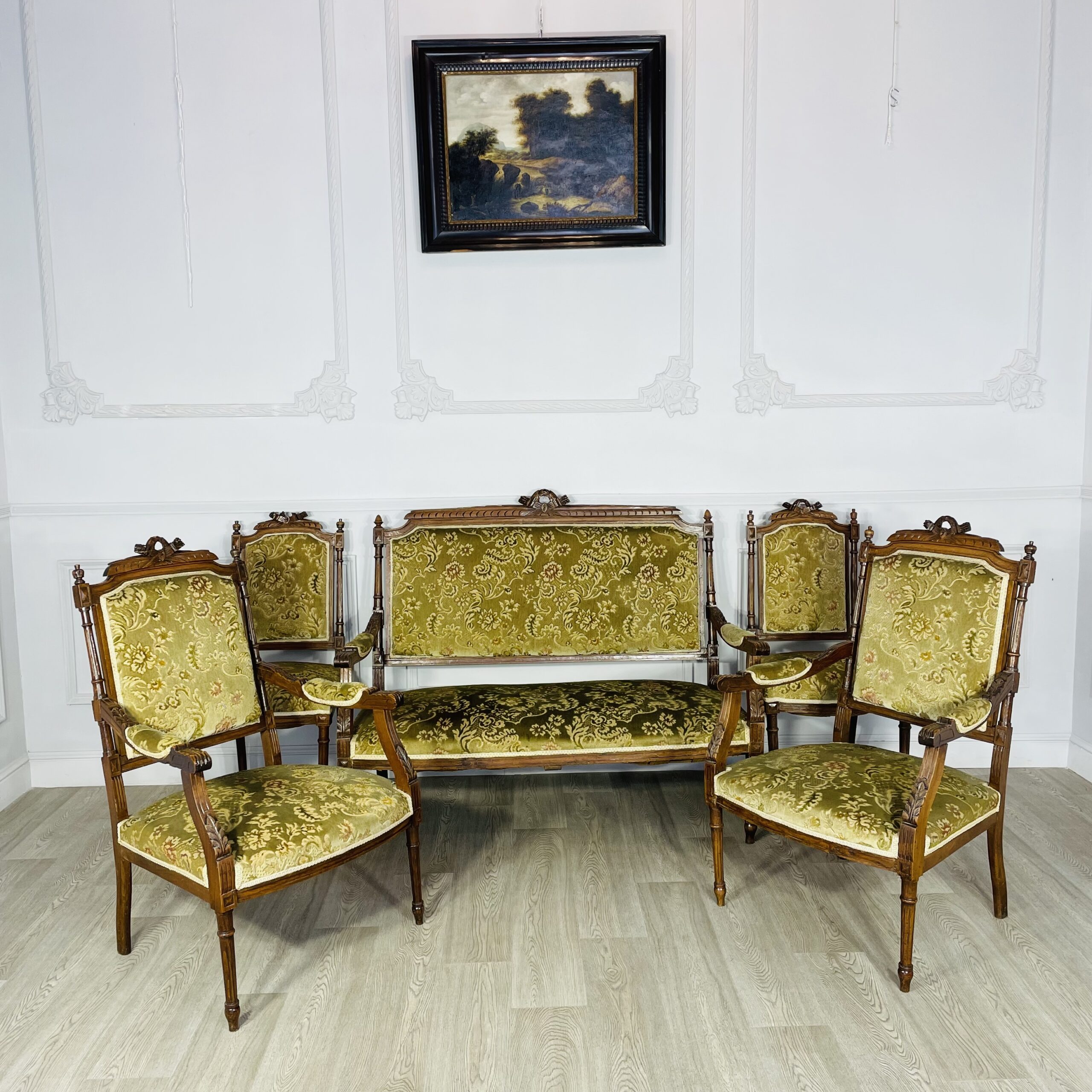 Кресла и стулья, диван антикварные.