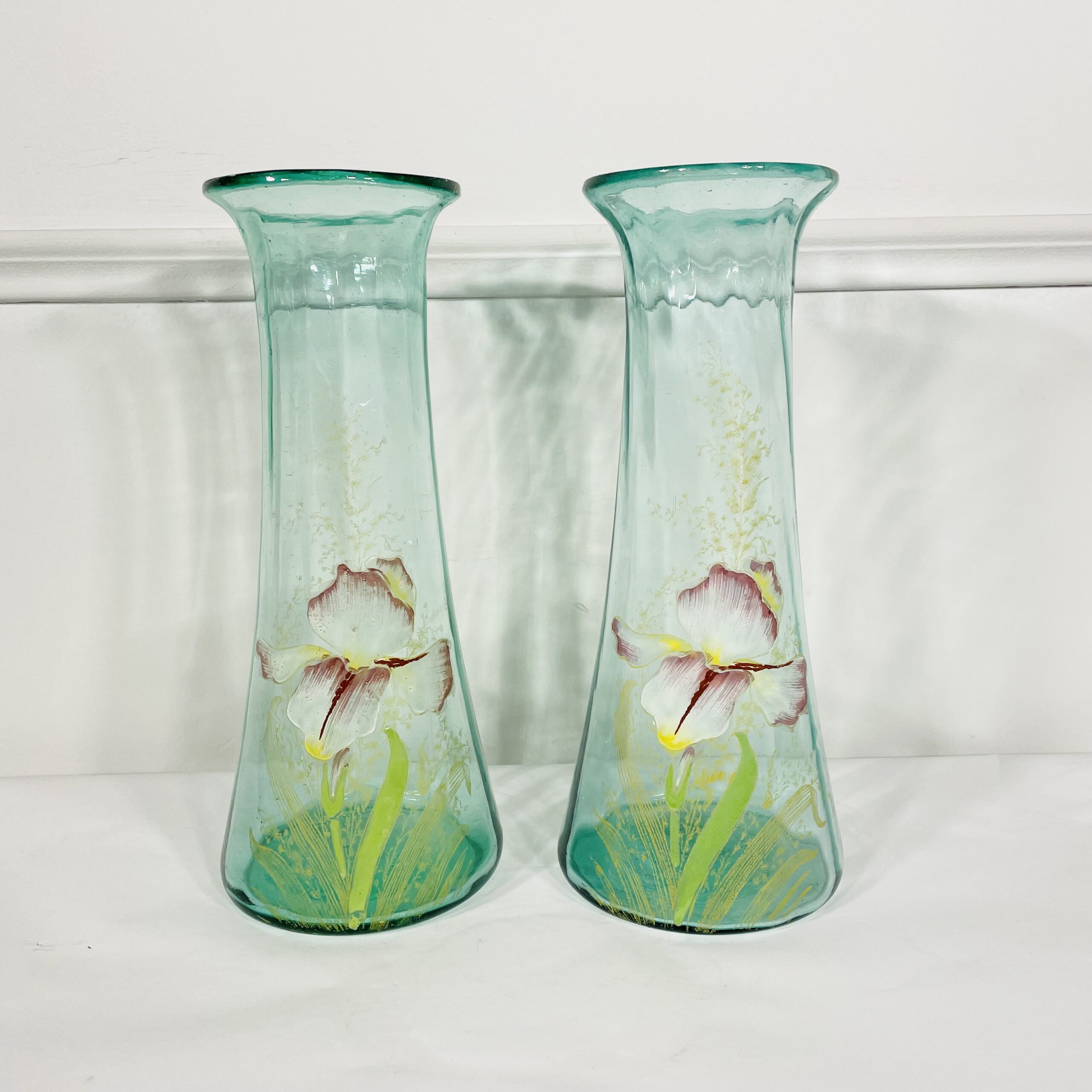 Пара ваз антикварных с ирисами XX века.