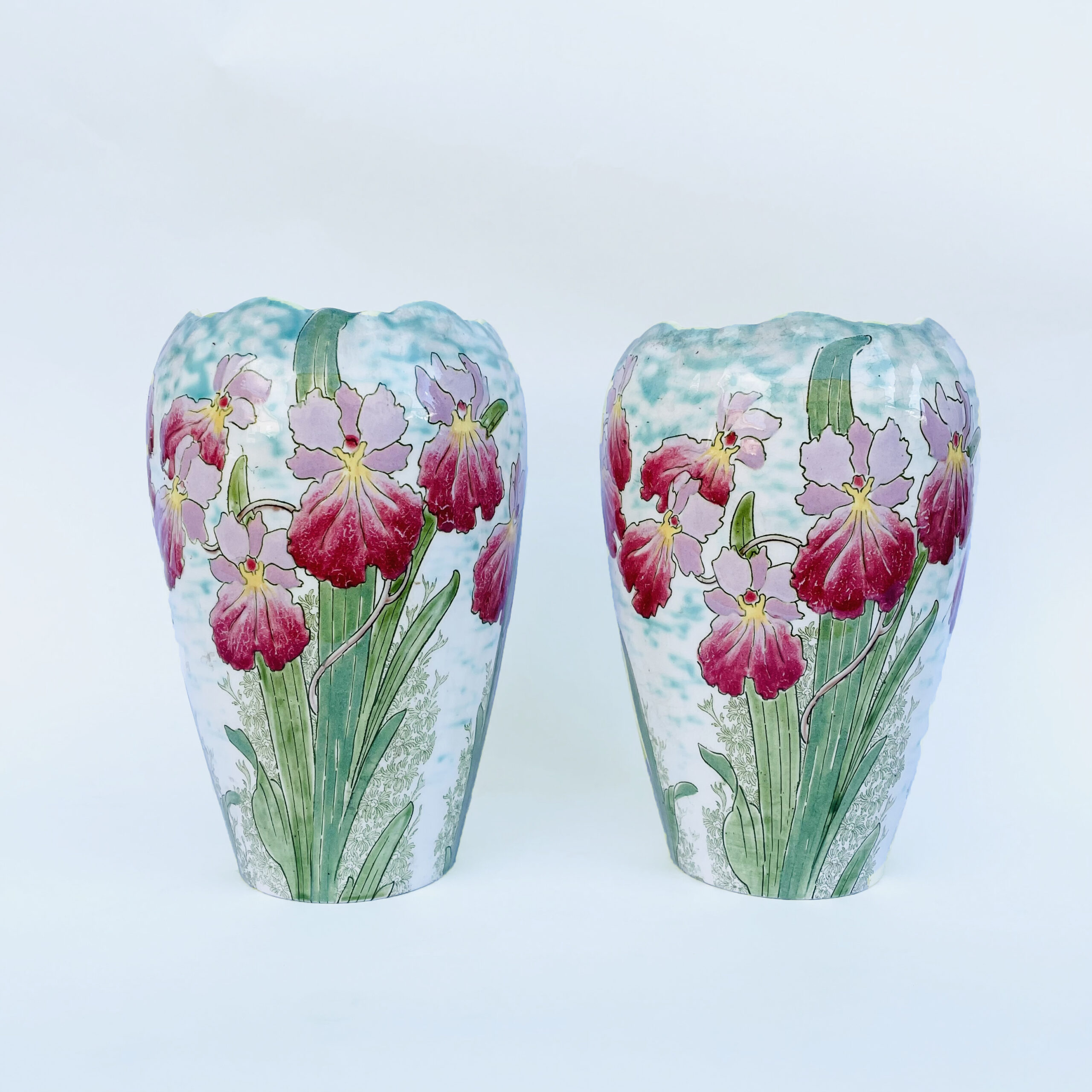 Пара антикварных ваз с ирисами начала XX века.