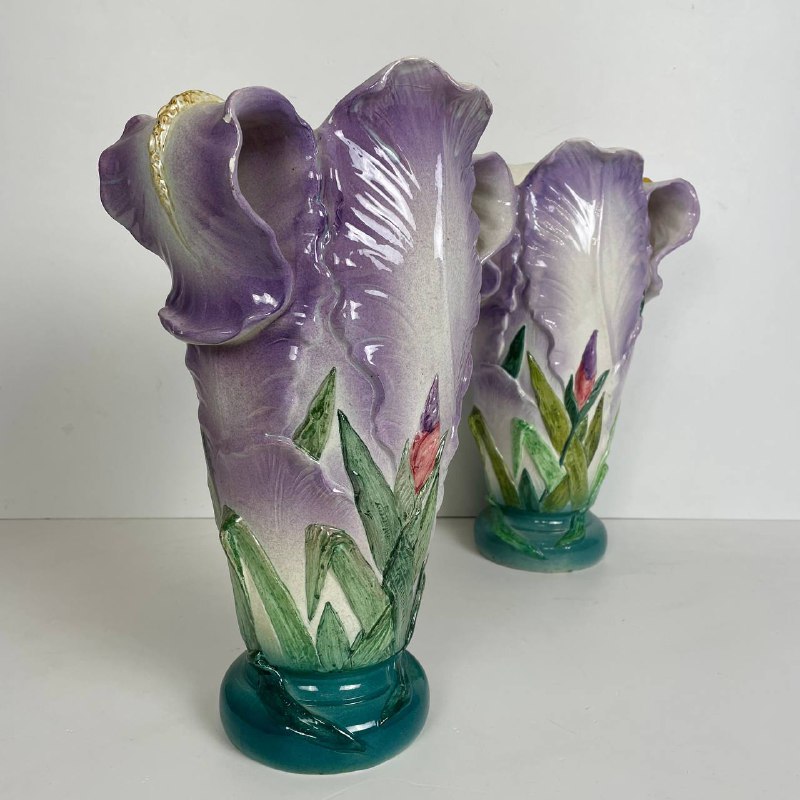 Пара антикварных ваз "Ирисы", 1910-20 гг.