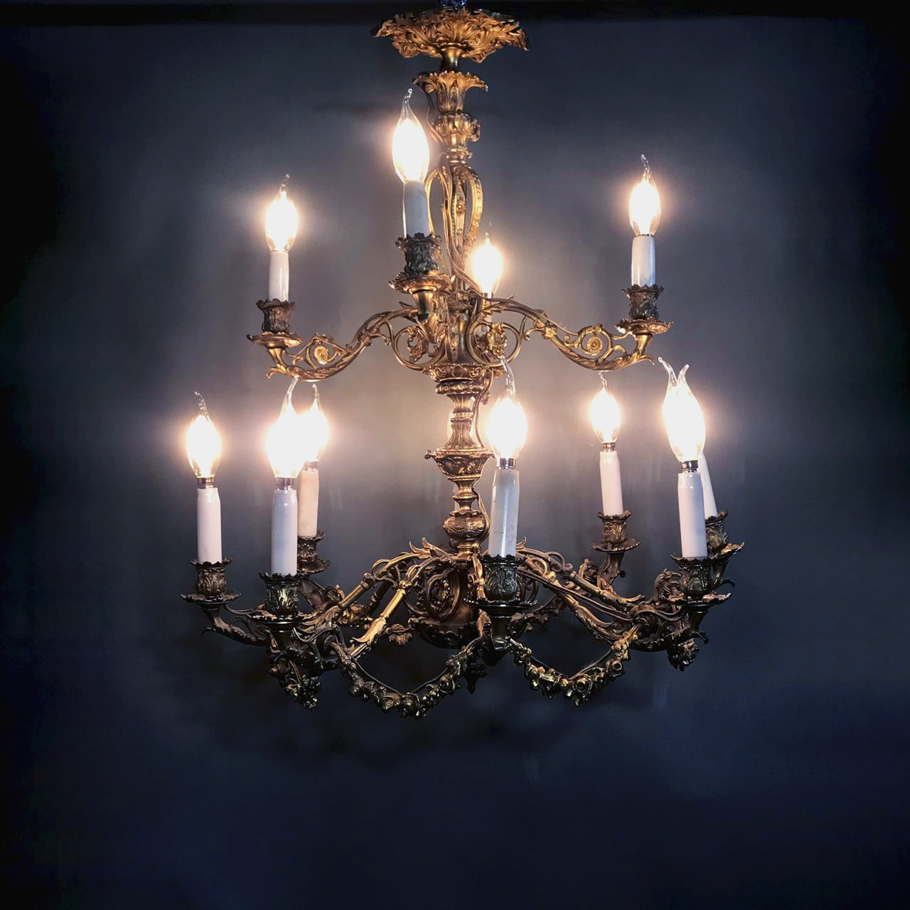 Большая антикварная люстра XIX века.