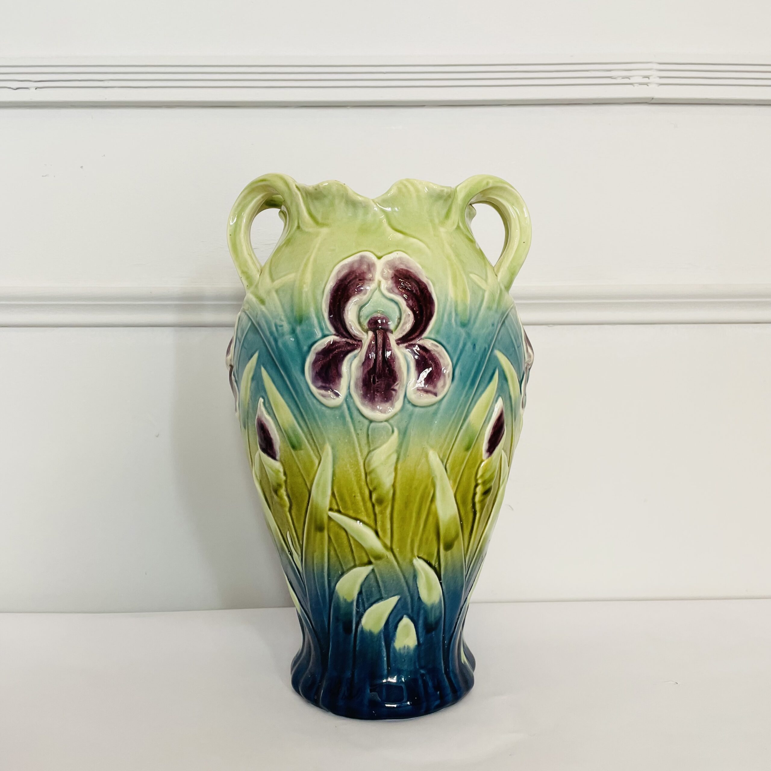 Ваза антикварная Ар Нуво "Ирисы" начала XX века.