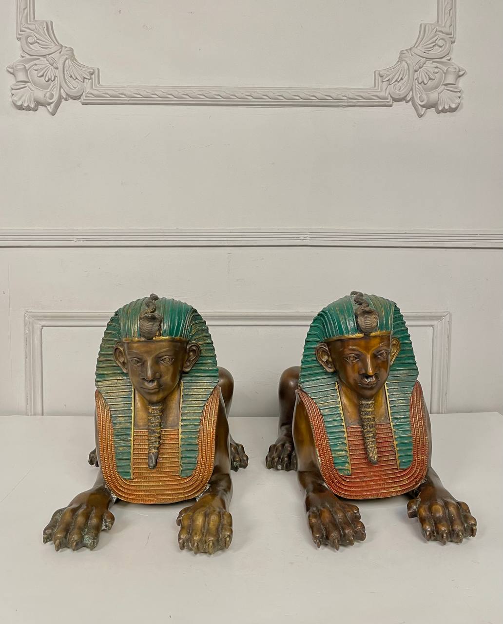 Пара антикварных сфинксов.