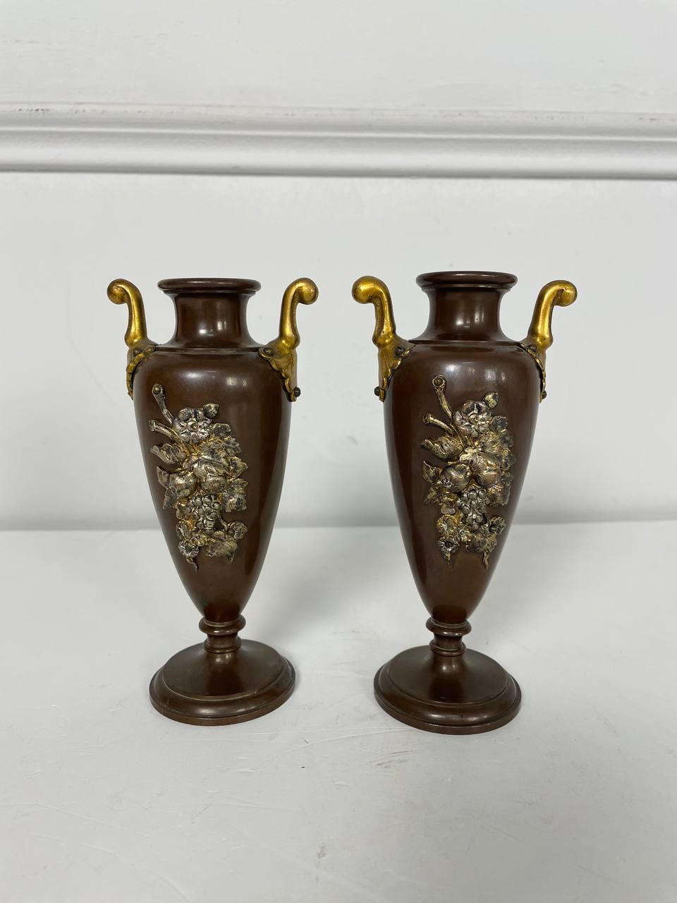 Антикварные парные вазочки из бронзы.