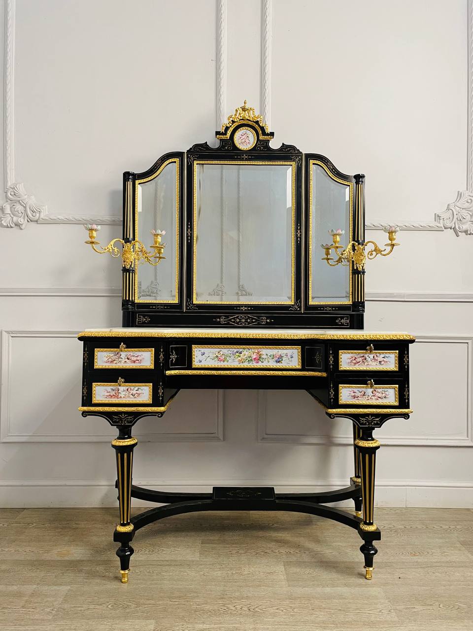 Антикварное трюмо с фарфоровыми пластами