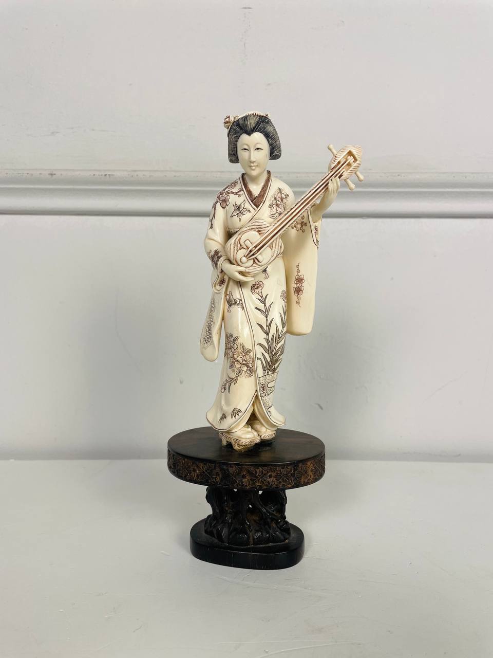 Антикварная статуэтка из кости «Музыкантша»