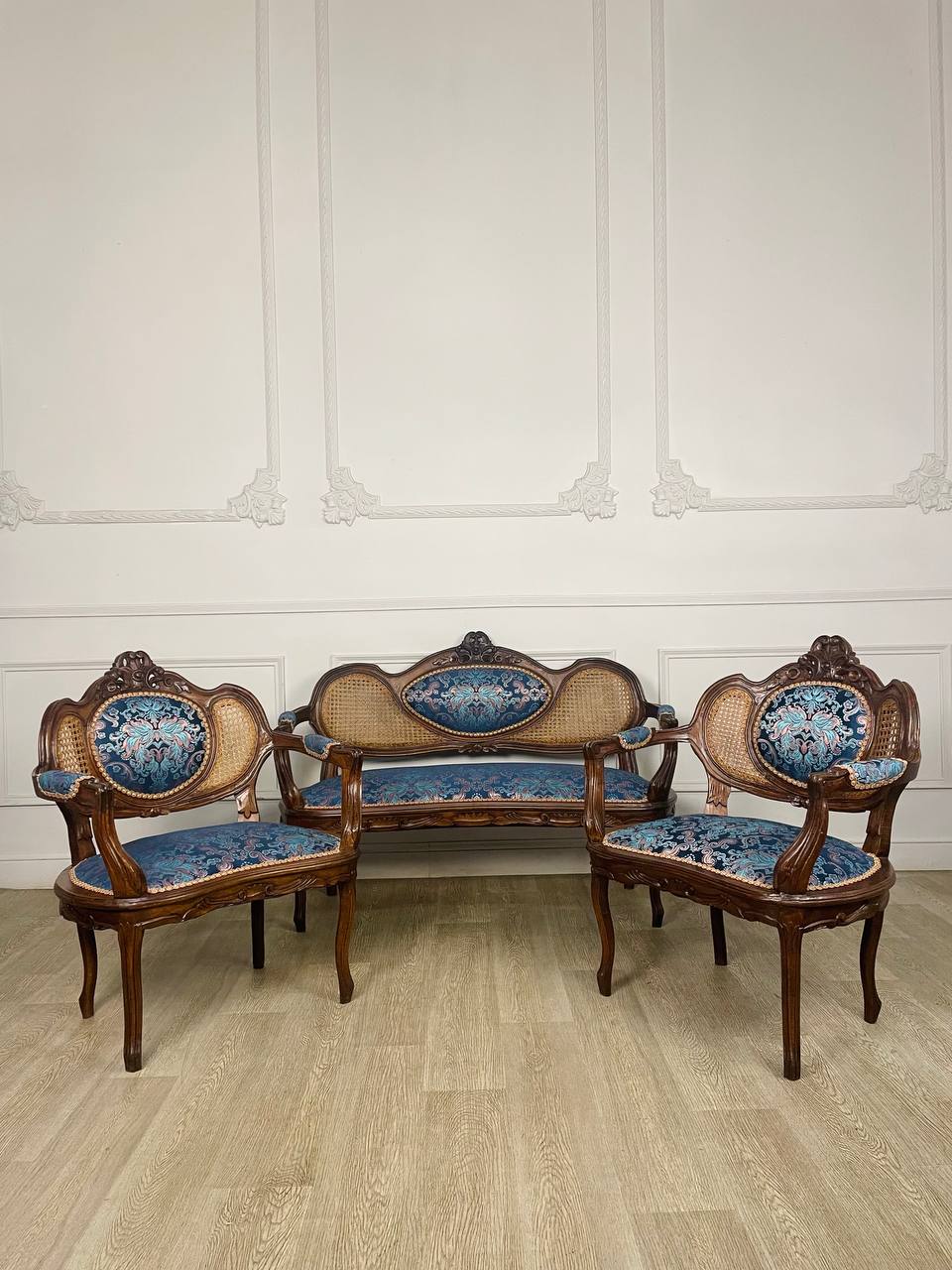 Антикварный комплект мягкой мебели с ротангом.