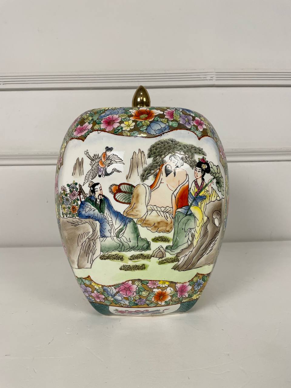 Антикварная китайская ваза с крышкой.