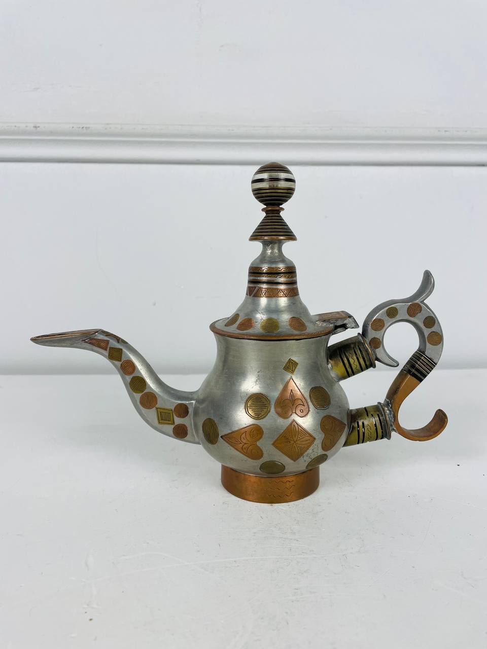 Антикварный небольшой чайник в восточном стиле.