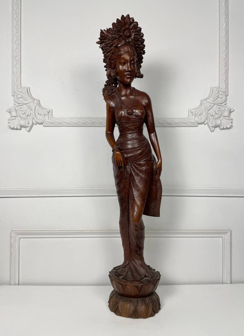 Антикварная деревянная скульптура восточной девушки.