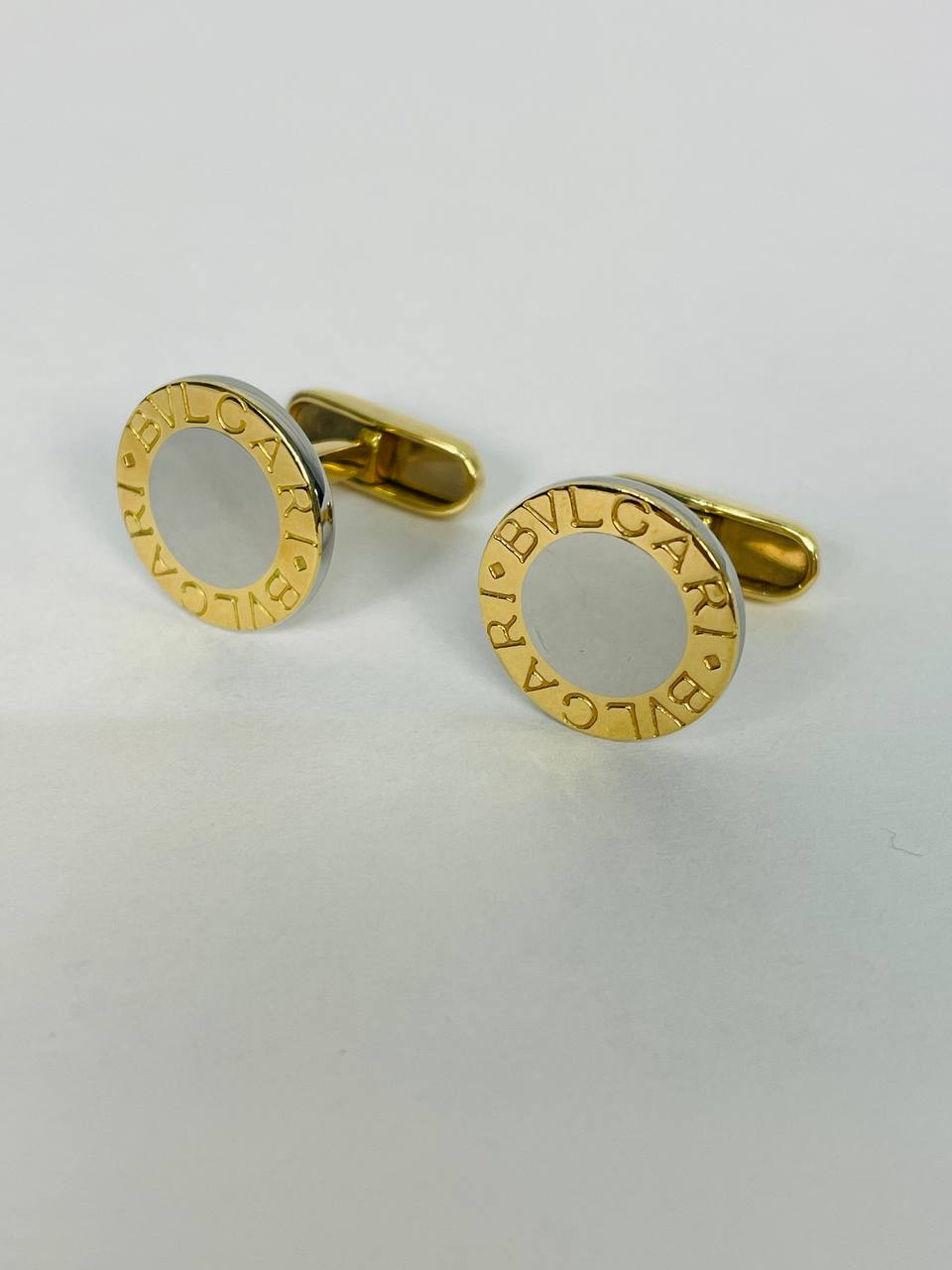 Запонки Bulgari из золота и стали.