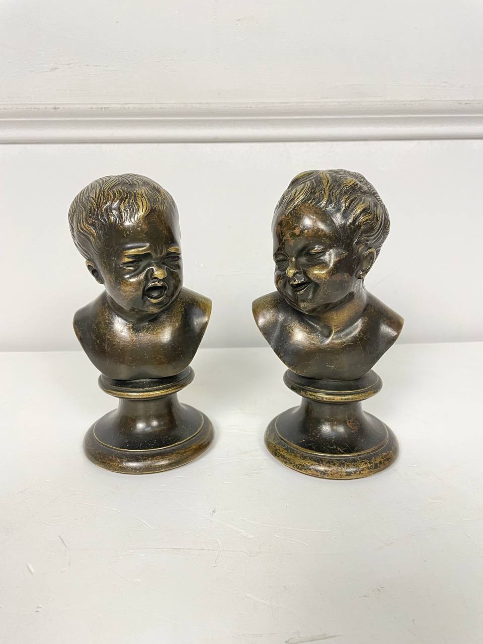 Пара антикварных бюстов «Младенец смеющийся и младенец плачущий»