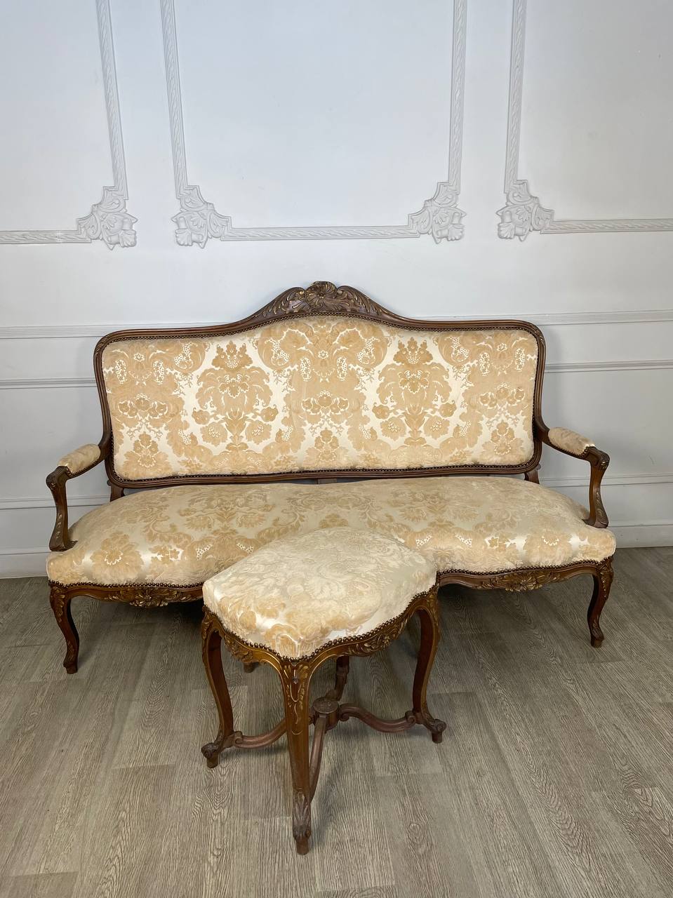 Антикварный диван с пуфом