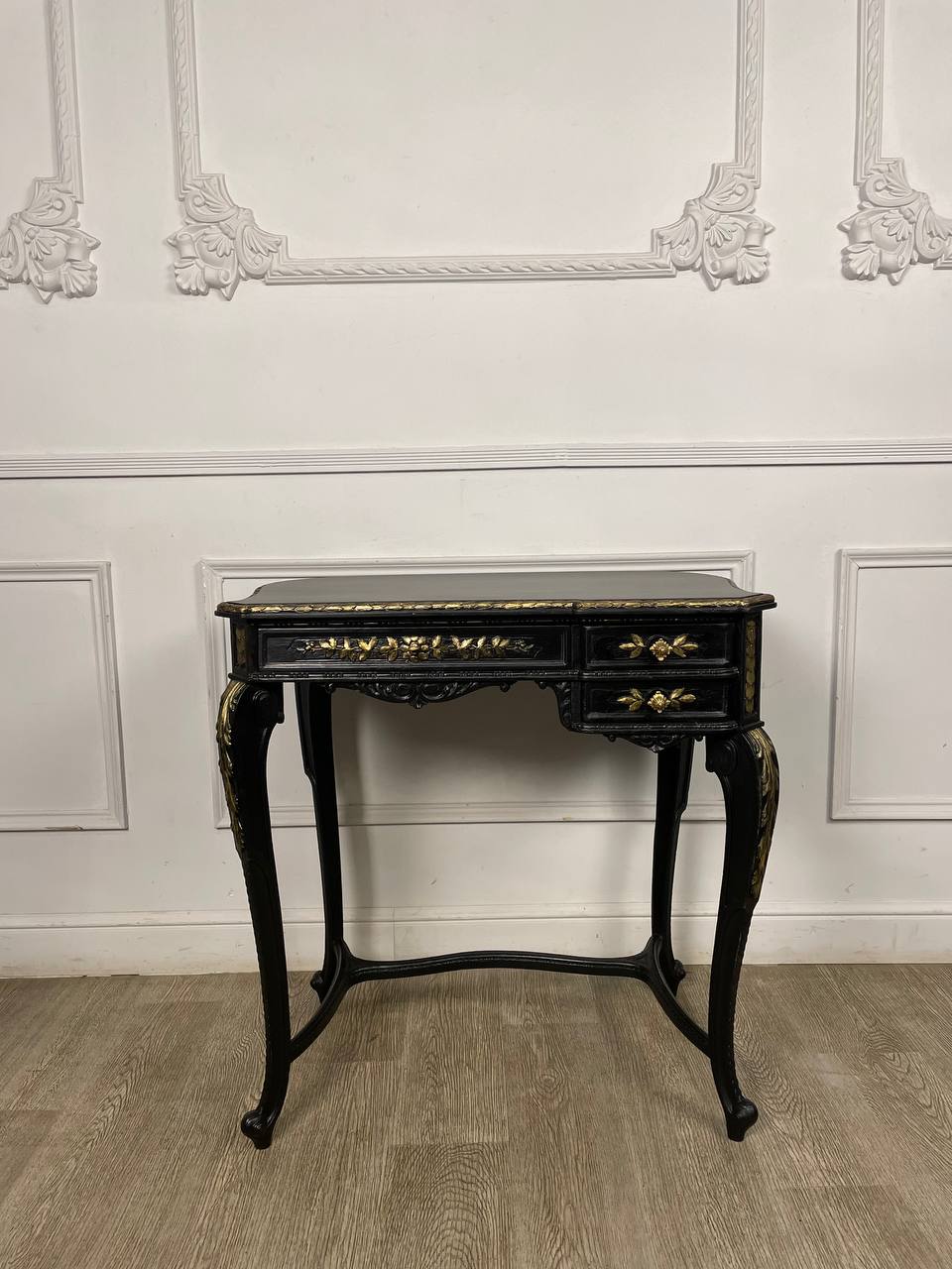 Антикварный рабочий столик.